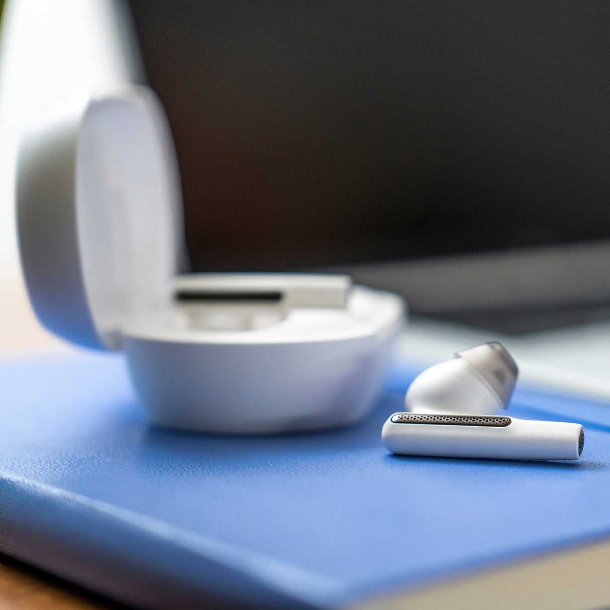 POLY Voyager Free 60 UC BT700 USB-A Basic Charge Case Headset