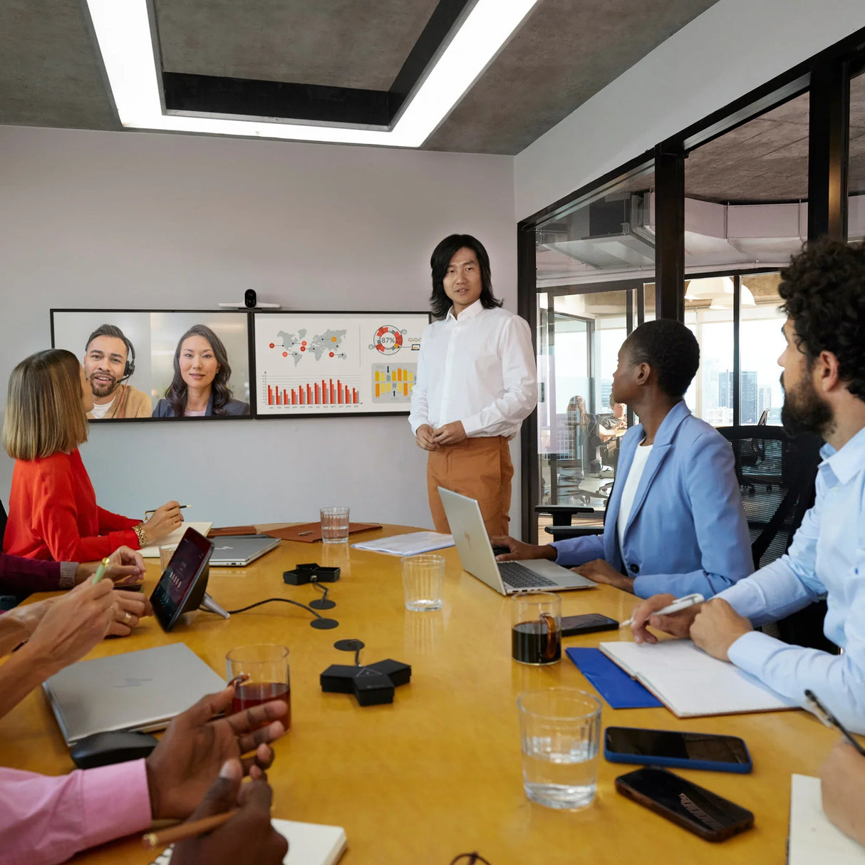 POLY Studio G62 – Full HD (1080p) / 120° Wide-Angle / 8-Mic Array – UC Video Conferencing System