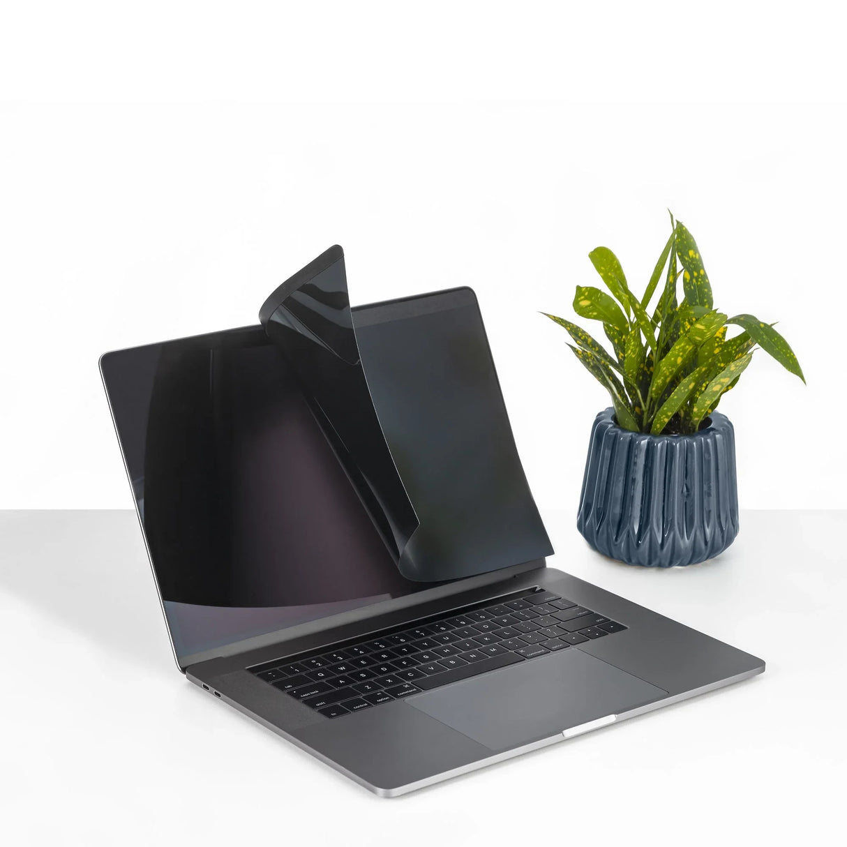 STARTECH PRIVSCNMAC13 – 13" / 16:10 / 2-Way Privacy – Laptop Magnetic Privacy Filter with Blue Light Reduction
