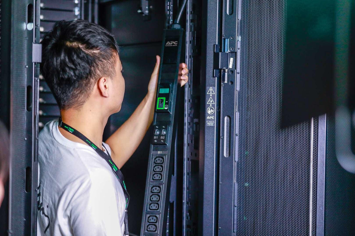 APC 230V | (18) IEC 320 C13 | (6) IEC 320 C19 | 400V 3PH | 50|60 Hz (EPDU1232M)