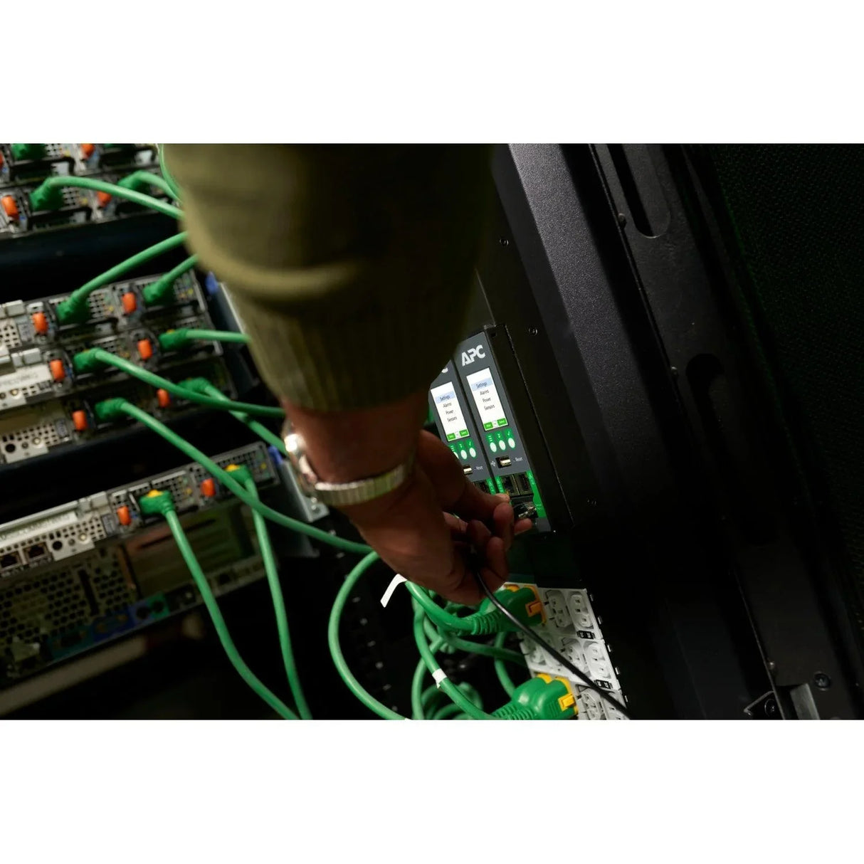 APC APC NS Rack PDU Adv Met 7.4kW 1PH 230V 32A power distribution unit (PDU) 40 AC outlet(s) 0U (APDU10150ME)