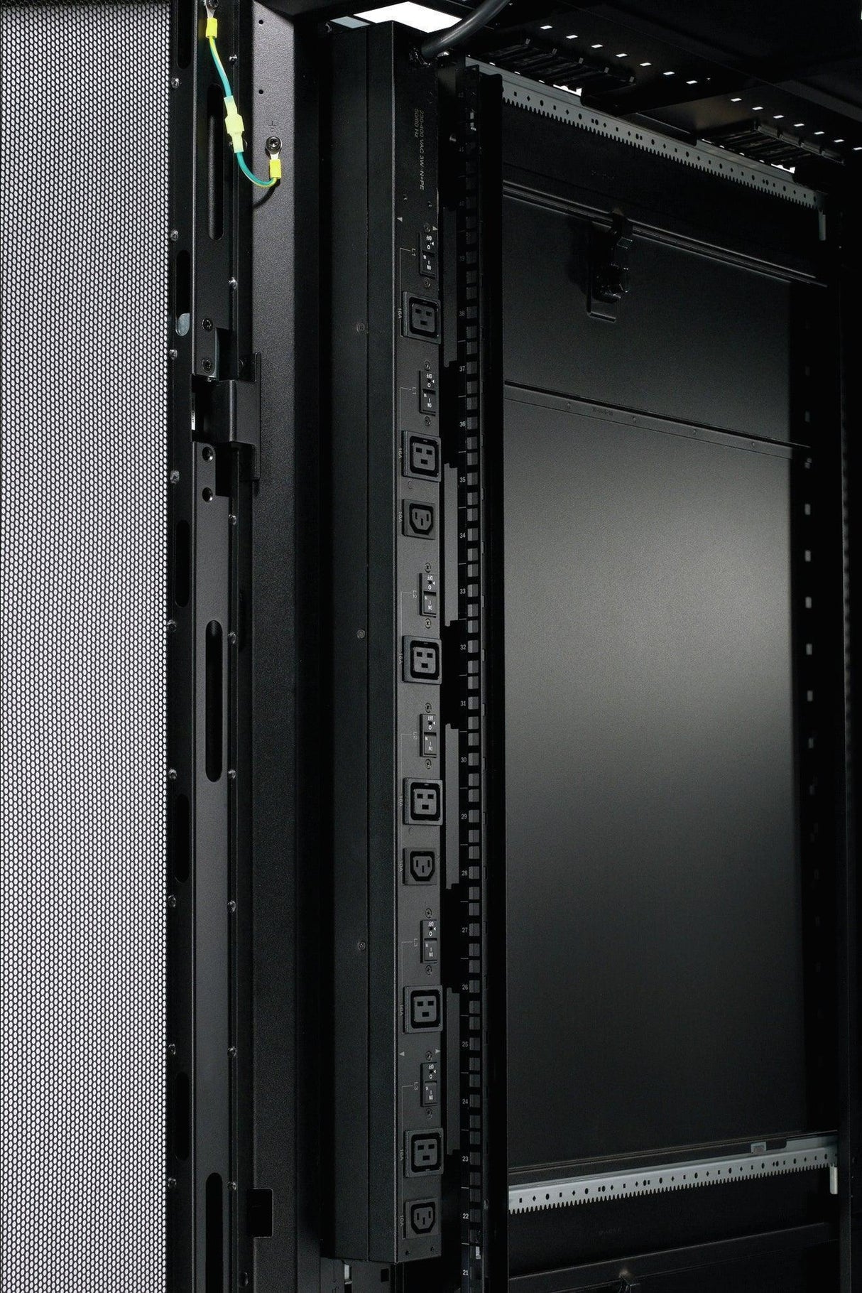 APC Rack PDU | Basic | Zero U | 22kW | 400V | (6) C19 & (3) C13 (AP7555A)