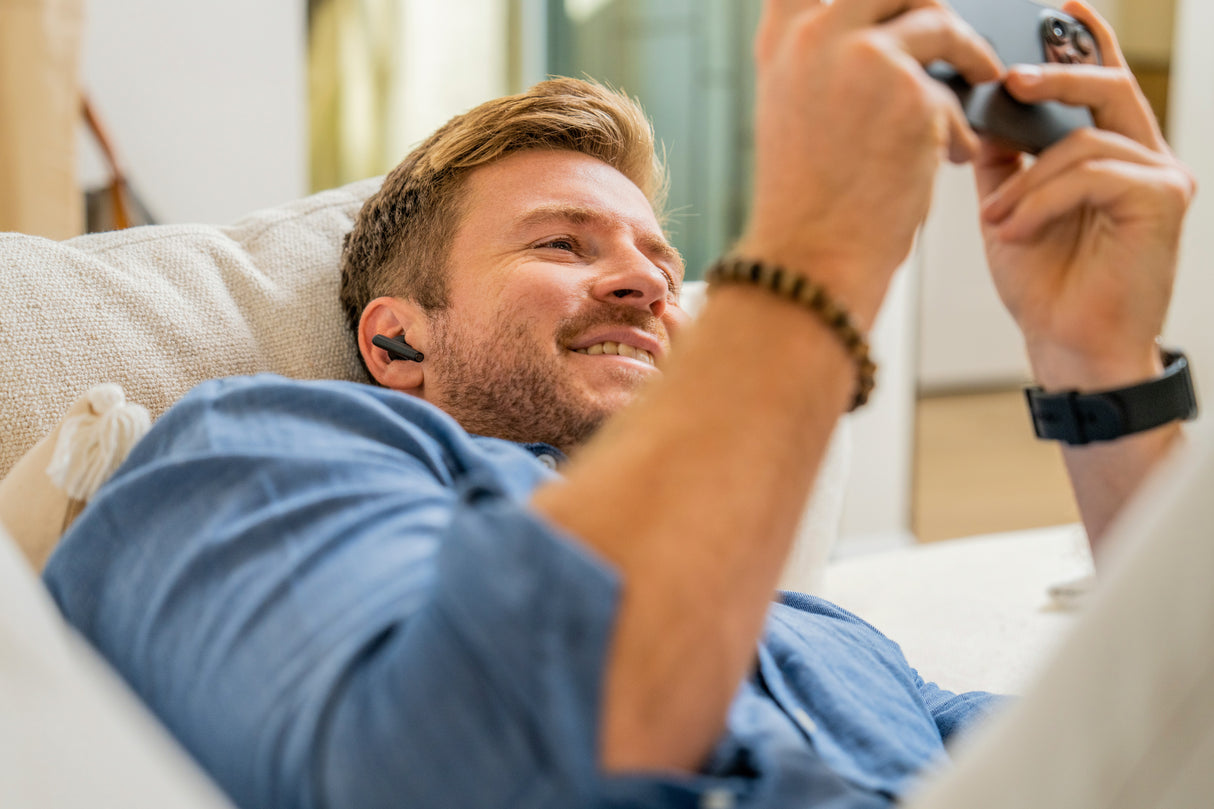 POLY Voyager Free 60 UC M Carbon BT700 USB-A Basic Charge Case Headset