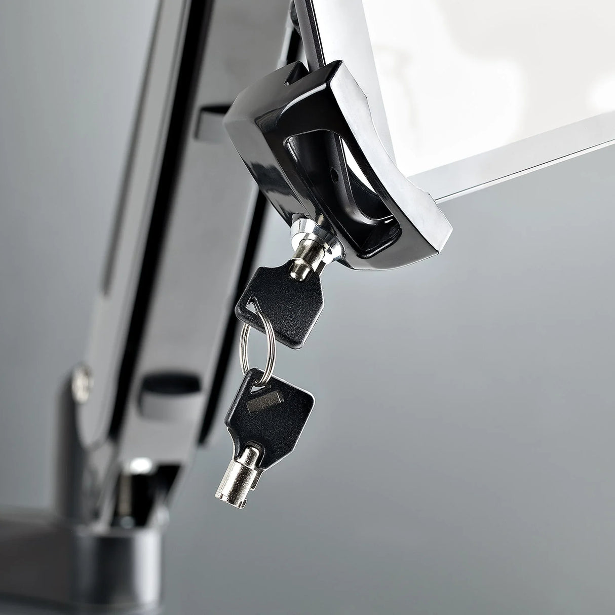 STARTECH VESA Mount Adapter for Tablets 7.9 to 12.5in - Up to 2kg (4.4lb) - 75x75|100x100 VESA Patterns - Universal Anti-Theft Tablet VESA Mount Clamp - Secure Tablet Mount (TABLET-VESA-ADAPTER) (TABLET-VESA-ADAPTER)