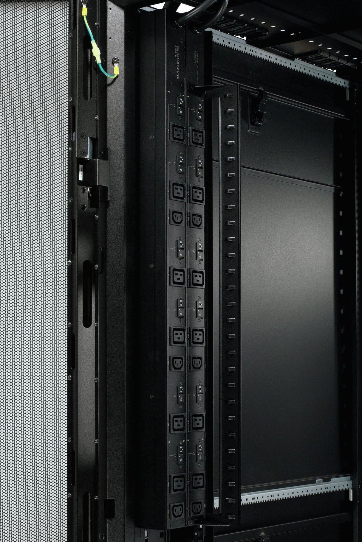 APC Rack PDU | Basic | Zero U | 22kW | 400V | (6) C19 & (3) C13 (AP7555A)