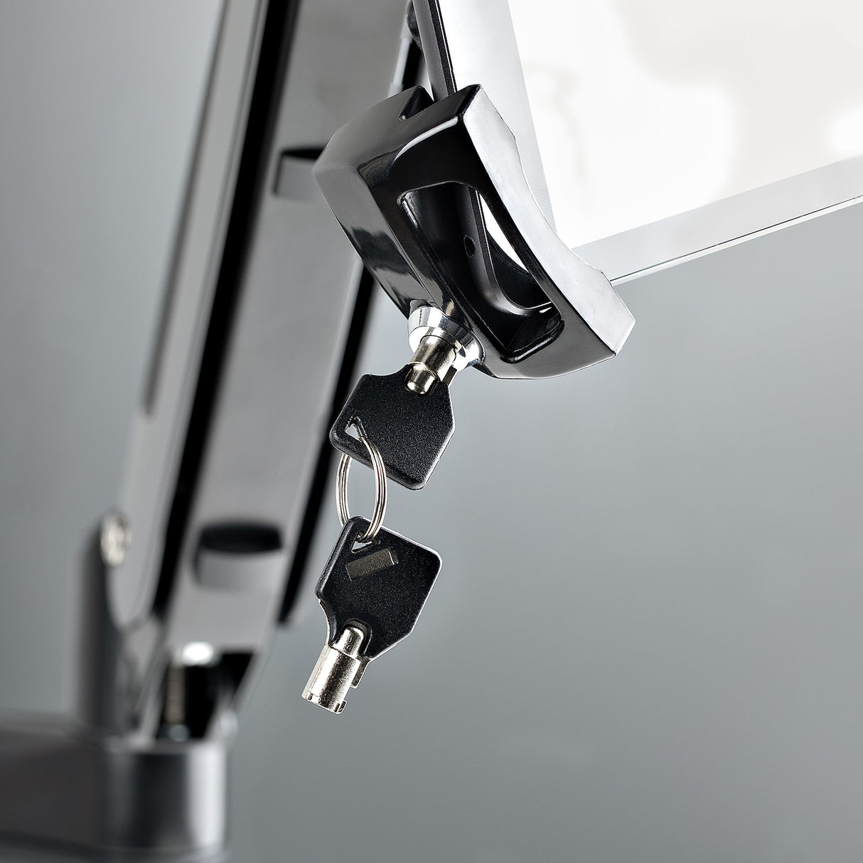 STARTECH VESA Mount Adapter for Tablets 7.9 to 12.5in - Up to 2kg (4.4lb) - 75x75|100x100 VESA Patterns - Universal Anti-Theft Tablet VESA Mount Clamp - Secure Tablet Mount (TABLET-VESA-ADAPTER) (TABLET-VESA-ADAPTER)